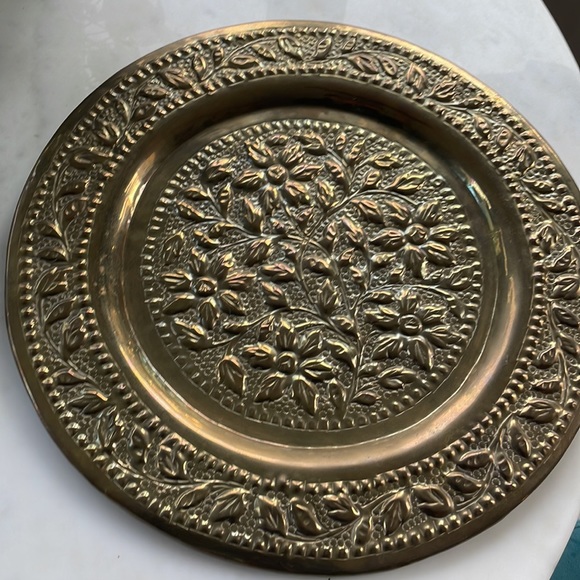 VINTAGE Large metal brass plates floral botanical gold set of two - Picture 2 of 8